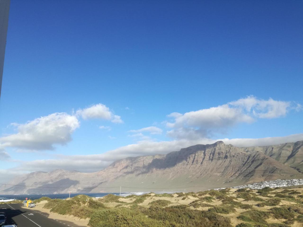 Surfhouse Hostel Famara Caleta De Famara Zewnętrze zdjęcie